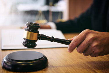 Zjednotenie judikat�ry �stavn�ho s�du SR v ot�zke autoriz�cie dovolania advok�tskym koncipientom � ke� forma prev�i nad spravodlivos�ou